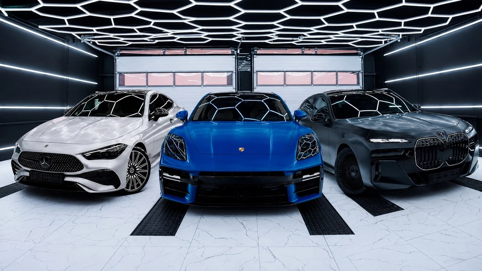 Mercedes-Benz, синий Porsche и BMW в студии ASG